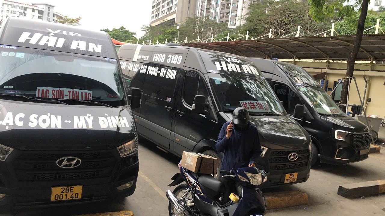 Xe Lạc Sơn - Mỹ Đình tại bến